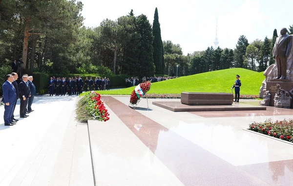 İqtisadiyyat Nazirliyinin kollektivi Heydər Əliyevin əziz xatirəsini yad edib - FOTO