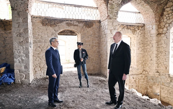 İlham Əliyev və Mehriban Əliyeva Çöl Qala məscidində aparılan bərpa işləri ilə tanış olublar - YENİLƏNİB + FOTO