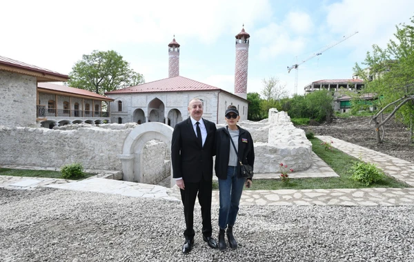 İlham Əliyev və Mehriban Əliyeva Aşağı Gövhər Ağa məscidində - YENİLƏNİB + FOTO