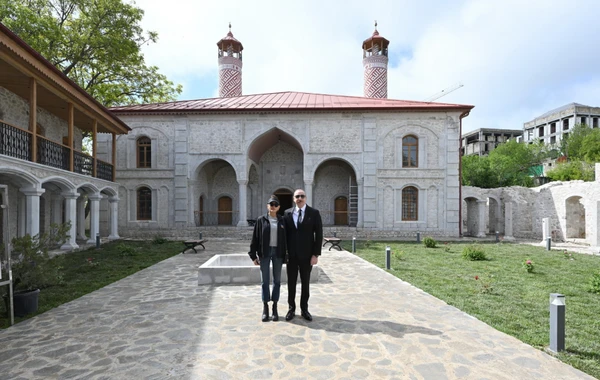 İlham Əliyev və Mehriban Əliyeva Aşağı Gövhər Ağa məscidində - YENİLƏNİB + FOTO