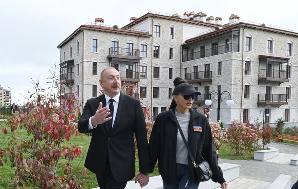 İlham Əliyev və Mehriban Əliyeva Şuşaya köçmüş ilk sakinlərlə görüşüblər - YENİLƏNİB - FOTO