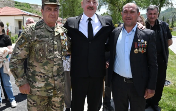 İlham Əliyev Laçın rayonunun Sus kəndinə köçmüş sakinlərlə görüşüb - YENİLƏNİB + FOTO