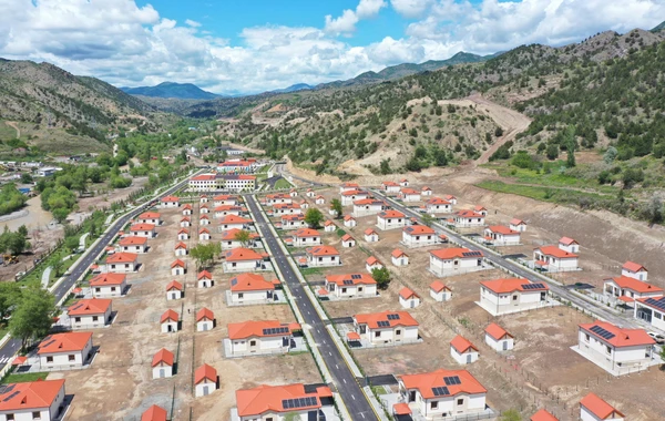İlham Əliyev Laçın rayonunun Sus kəndinə köçmüş sakinlərlə görüşüb - YENİLƏNİB + FOTO