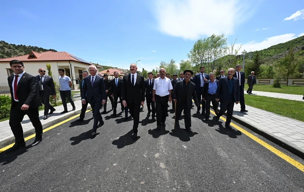 İlham Əliyev Laçın rayonunun Sus kəndinə köçmüş sakinlərlə görüşüb - YENİLƏNİB + FOTO