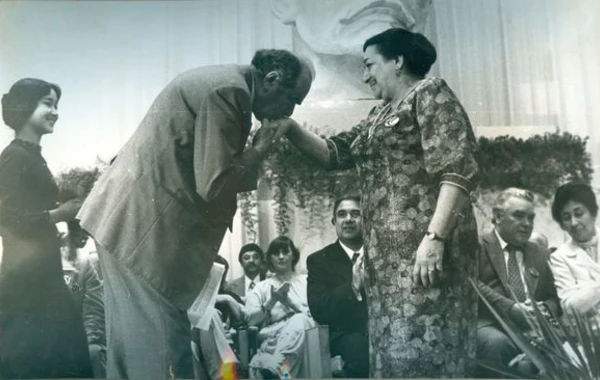 Nəsibə Zeynalovanın heç yerdə görmədiyiniz şəkilləri - FOTO