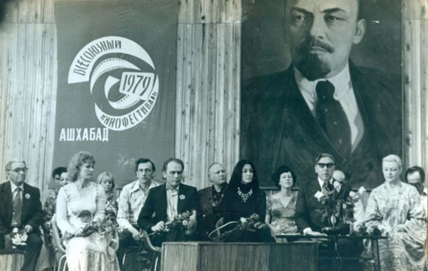 Nəsibə Zeynalovanın heç yerdə görmədiyiniz şəkilləri - FOTO