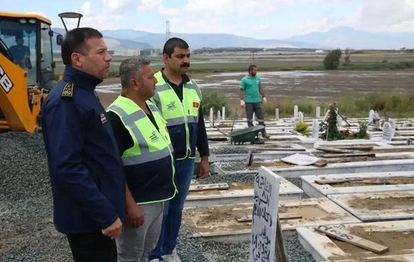 Güclü yağışdan dağılan zəlzələ qurbanlarının məzarları... - FOTO