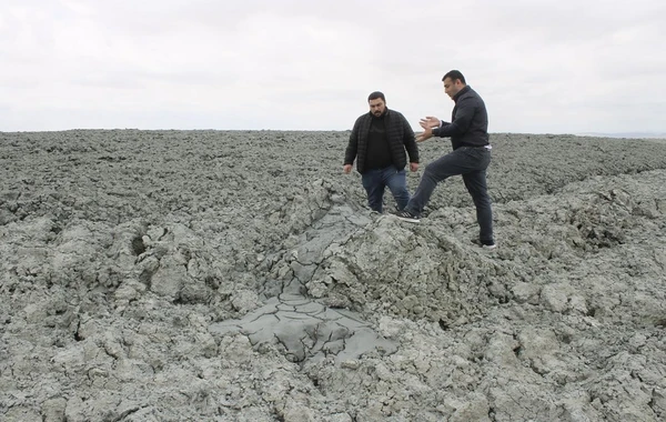 Alimlər yeni püskürmüş Bozdağ-Güzdək palçıq vulkanında tədqiqat aparıblar - FOTO