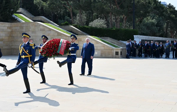 Belarus Prezidenti Aleksandr Lukaşenko Bakıda şəhidlərin xatirəsini anıb - FOTO