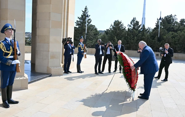 Президент Беларуси Александр Лукашенко посетил Аллею шехидов - ФОТО