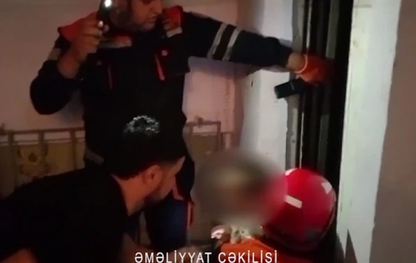Doqquzmərtəbəli binanın liftində qalan 5 nəfər xilas edildi - VİDEO