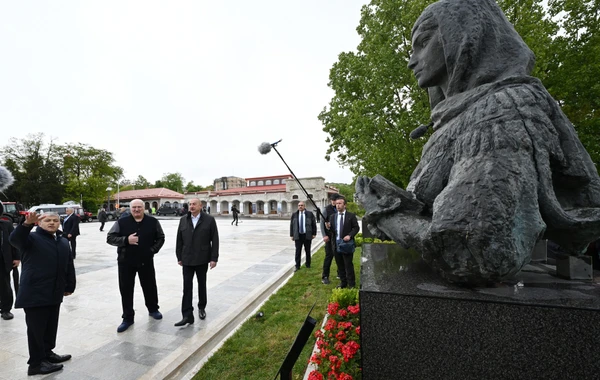 Azərbaycan və Belarus prezidentləri Şuşada işğal dövründə gülləbaran edilmiş heykəllərə baxıblar - YENİLƏNİB - FOTO