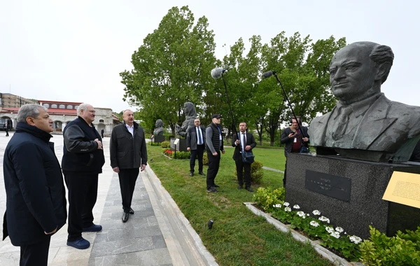 Azərbaycan və Belarus prezidentləri Şuşada işğal dövründə gülləbaran edilmiş heykəllərə baxıblar - YENİLƏNİB - FOTO