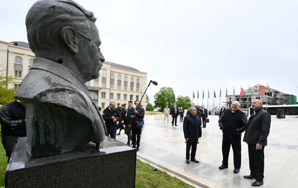 Azərbaycan və Belarus prezidentləri Şuşada işğal dövründə gülləbaran edilmiş heykəllərə baxıblar - YENİLƏNİB - FOTO