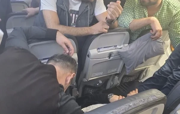 Təyyarədə ürəyi dayanan şəxsi millət vəkili xilas etdi - FOTO