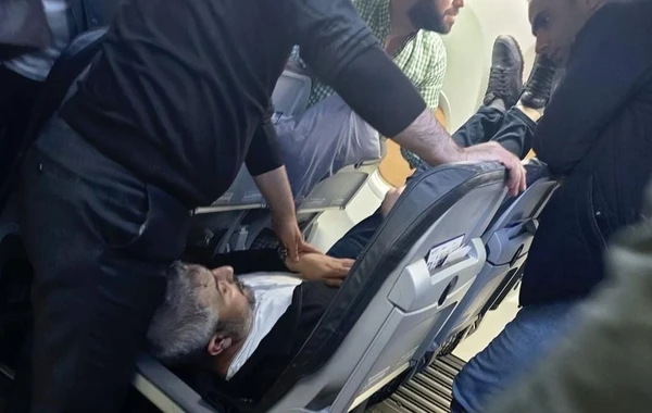 Təyyarədə ürəyi dayanan şəxsi millət vəkili xilas etdi - FOTO