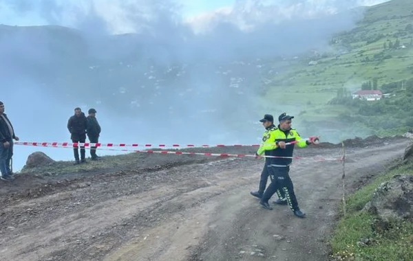 Lerikdə dağ uçqunu: Kəndə gedən yol bağlandı - FOTO