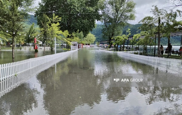 Azərbaycanda göl daşdı - İstirahət komplekslərinə ziyan dəydi - FOTO
