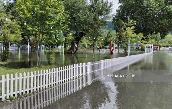 Azərbaycanda göl daşdı - İstirahət komplekslərinə ziyan dəydi - FOTO