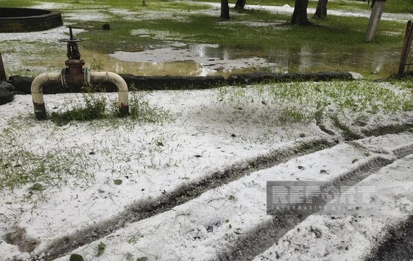 Qaxa dolu yağıb, yağış suları həyətlərə dolub