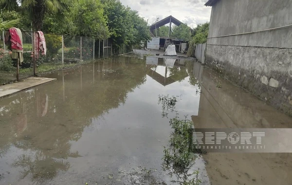 Qaxa dolu yağıb, yağış suları həyətlərə dolub