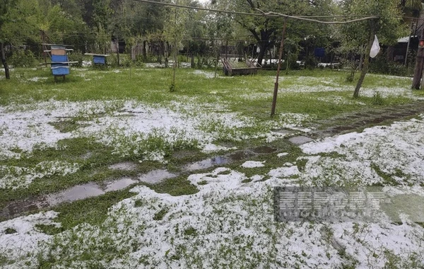 Qaxa dolu yağıb, yağış suları həyətlərə dolub