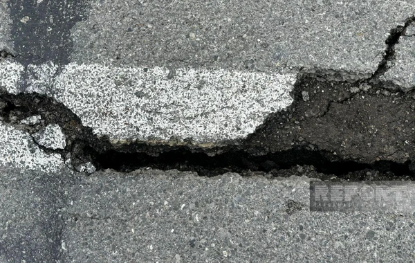 Ağsu dolaylarında asfalt çöküb: Hər iki istiqamətdə yol bağlanıb - FOTO