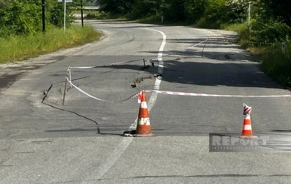 Ağsu dolaylarında asfalt çöküb: Hər iki istiqamətdə yol bağlanıb - FOTO