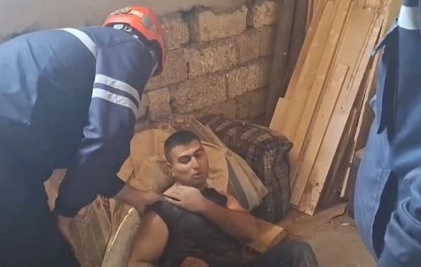 Pəncərədən yıxılıb xəsarətlər alan şəxs xilas olundu - VİDEO