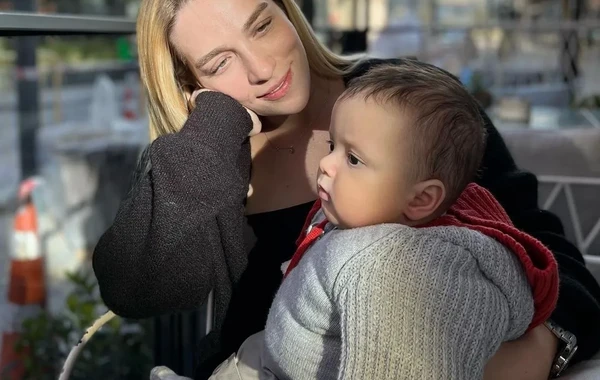 Məşhur aparıcının 3 yaşlı oğlu dayəsi tərəfindən döyüldü - FOTO
