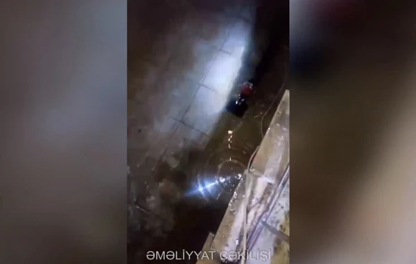Bakıda yaşayış binasının zirzəmisinə dolan su çəkilib - VİDEO