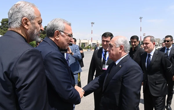 Baş nazirin rəhbərlik etdiyi Azərbaycan nümayəndə heyəti İranda anım mərasimində iştirak edib - YENİLƏNİB/FOTO