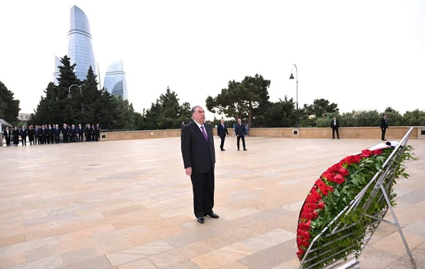 Prezident Emoməli Rəhmon Şəhidlər xiyabanını ziyarət edib - FOTO