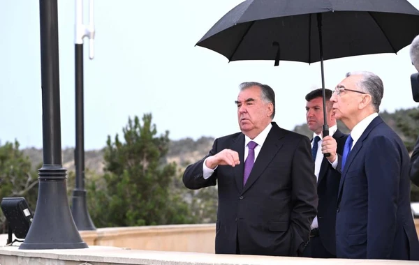 Prezident Emoməli Rəhmon Şəhidlər xiyabanını ziyarət edib - FOTO