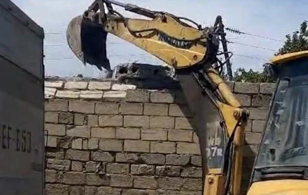Daha bir qanunsuz tikili söküldü - VİDEO
