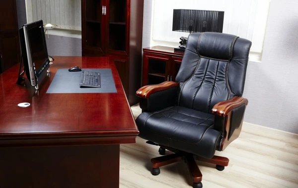 Yeni icra başçısı iki nəfəri işdən çıxardı, özünə köməkçi təyin etdi