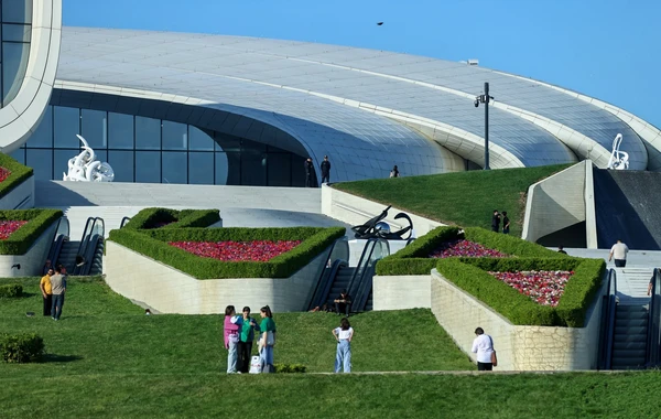 В Центре Гейдара Алиева открылась выставка "Линии невидимого" - ФОТО