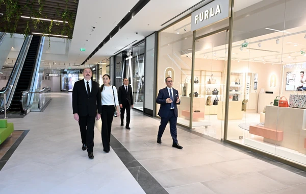 İlham Əliyev və Mehriban Əliyeva "Crescent Mall" ticarət mərkəzinin açılışında iştirak ediblər
