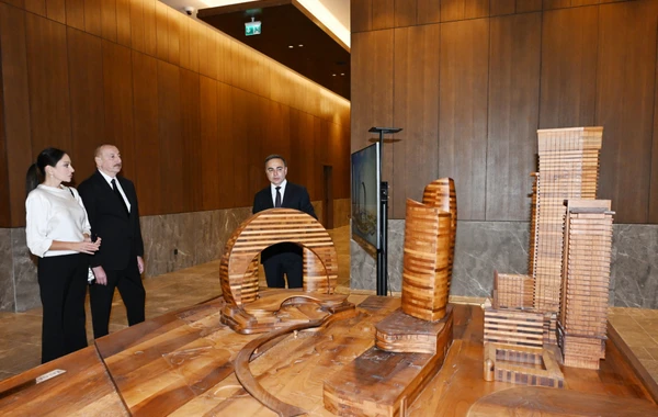 İlham Əliyev və Mehriban Əliyeva "Crescent Mall" ticarət mərkəzinin açılışında iştirak ediblər