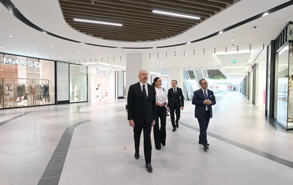 İlham Əliyev və Mehriban Əliyeva "Crescent Mall" ticarət mərkəzinin açılışında iştirak ediblər