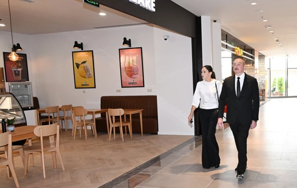 Ильхам Алиев и Мехрибан Алиева приняли участие в открытии торгового центра Crescent Mall в Баку - ОБНОВЛЕНО + ФОТО
