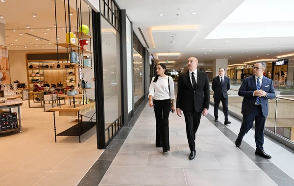 Ильхам Алиев и Мехрибан Алиева приняли участие в открытии торгового центра Crescent Mall в Баку - ОБНОВЛЕНО + ФОТО