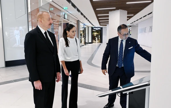 Ильхам Алиев и Мехрибан Алиева приняли участие в открытии торгового центра Crescent Mall в Баку - ОБНОВЛЕНО + ФОТО