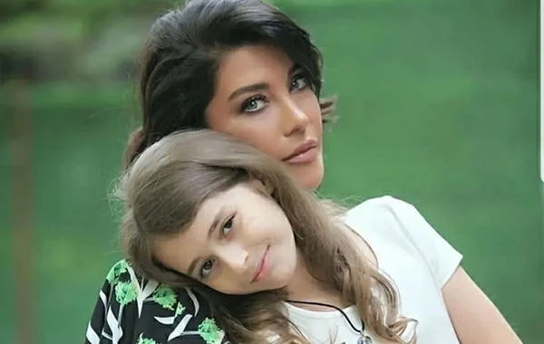 Tanınmış model 16 yaşlı qızı tərəfindən döyüldü - FOTO