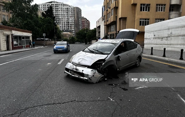 Bakıda telefona baxan sürücü avtomobili aşırıb, xəsarət alan var - FOTO