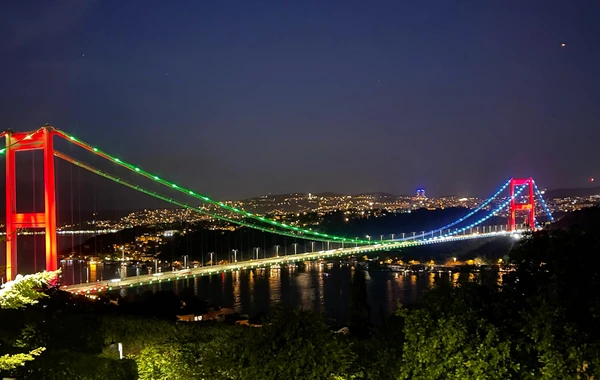 İstanbulun körpüləri Azərbaycan bayrağının rənglərinə büründü - FOTO