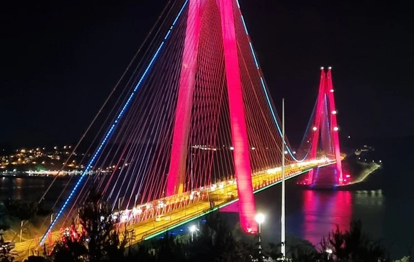İstanbulun körpüləri Azərbaycan bayrağının rənglərinə büründü - FOTO
