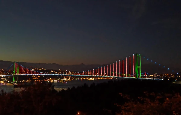 İstanbulun körpüləri Azərbaycan bayrağının rənglərinə büründü - FOTO