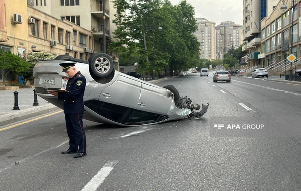 Водитель в Баку устроил ДТП из-за телефона, есть пострадавшие - ФОТО