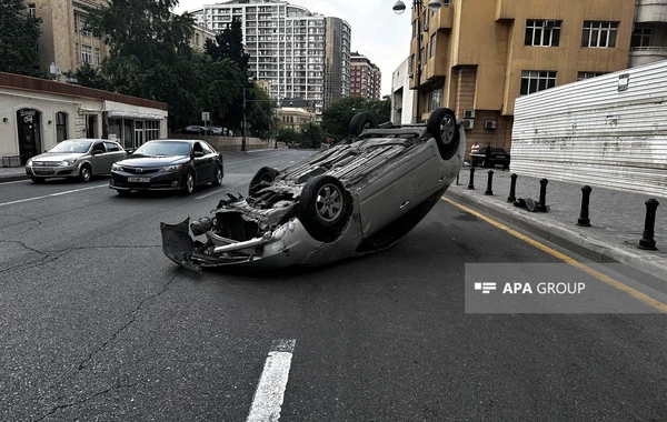 Водитель в Баку устроил ДТП из-за телефона, есть пострадавшие - ФОТО